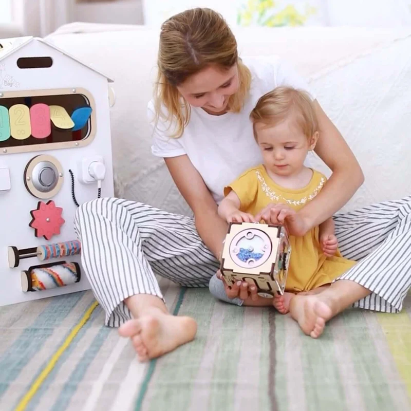 Ensemble - Busy board maisonnette blanche et cube interactif