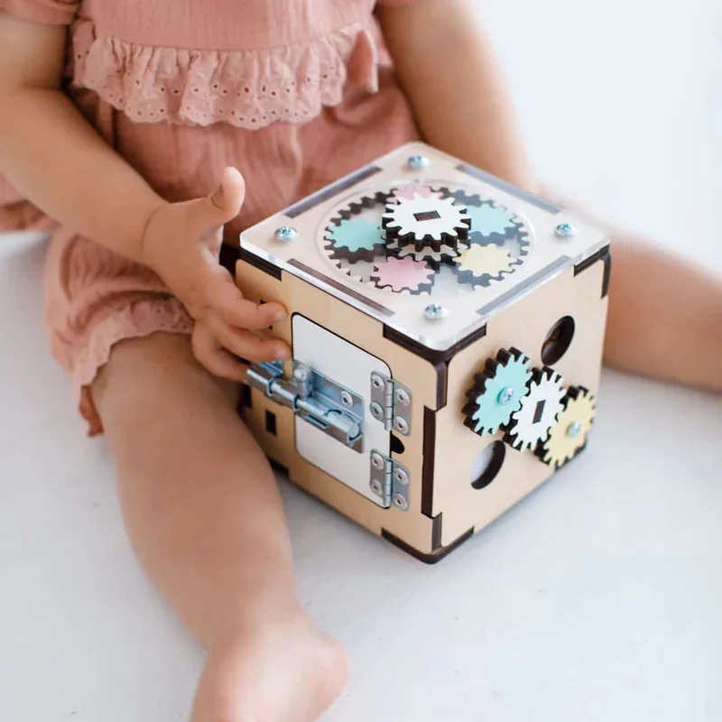 Ensemble - Busy board maisonnette blanche et cube interactif