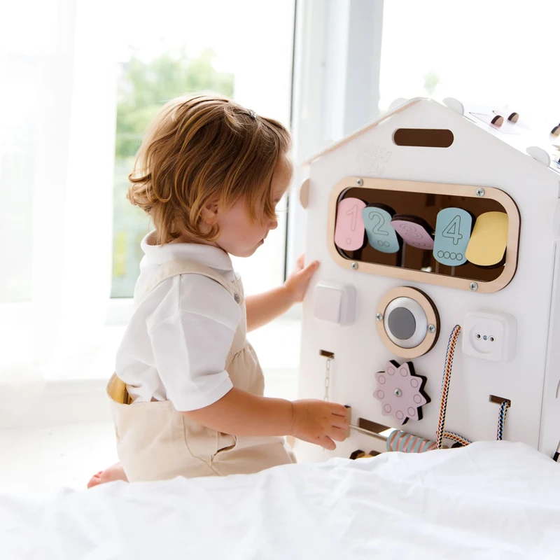 Ensemble - Busy board maisonnette blanche et cube interactif