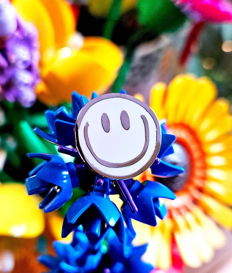 Pin Smiley Blanc – Broche Émaillée Kawaii & Pop Culture