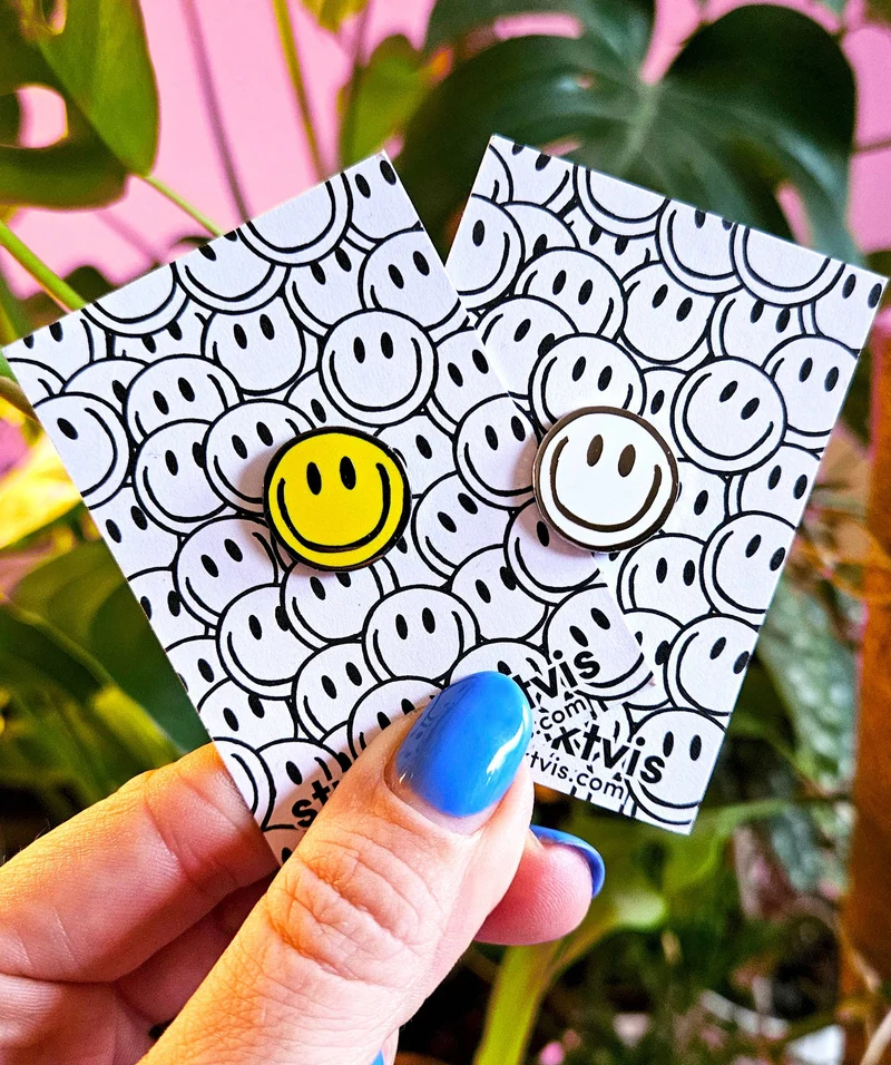 Pin Smiley Blanc – Broche Émaillée Kawaii & Pop Culture