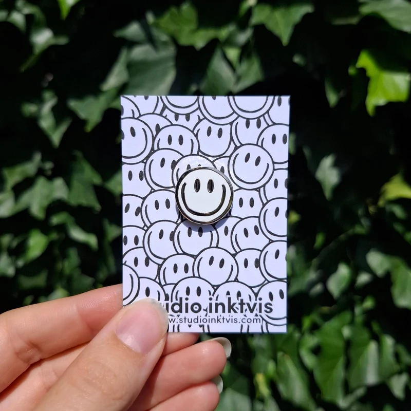 Pin Smiley Blanc – Broche Émaillée Kawaii & Pop Culture