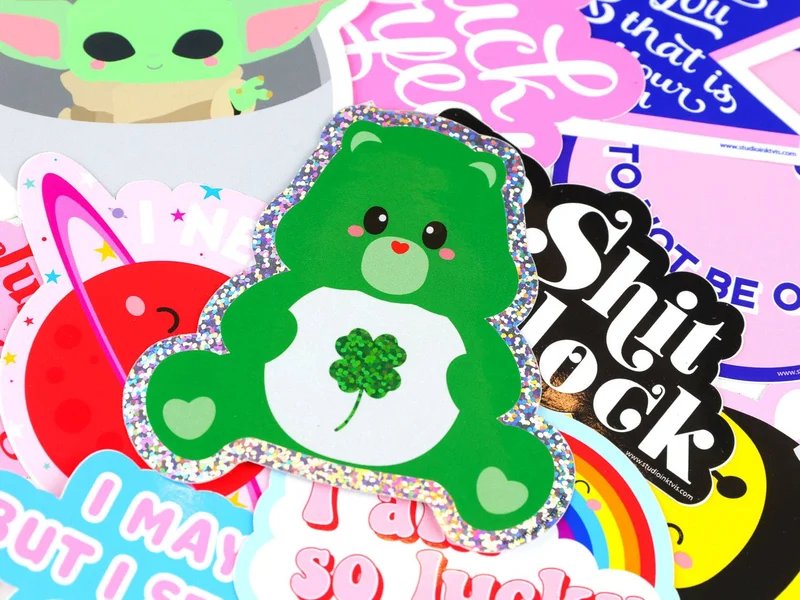 Sticker Pailleté Care Bear Bonne Chance – Autocollant Kawaii Glitter