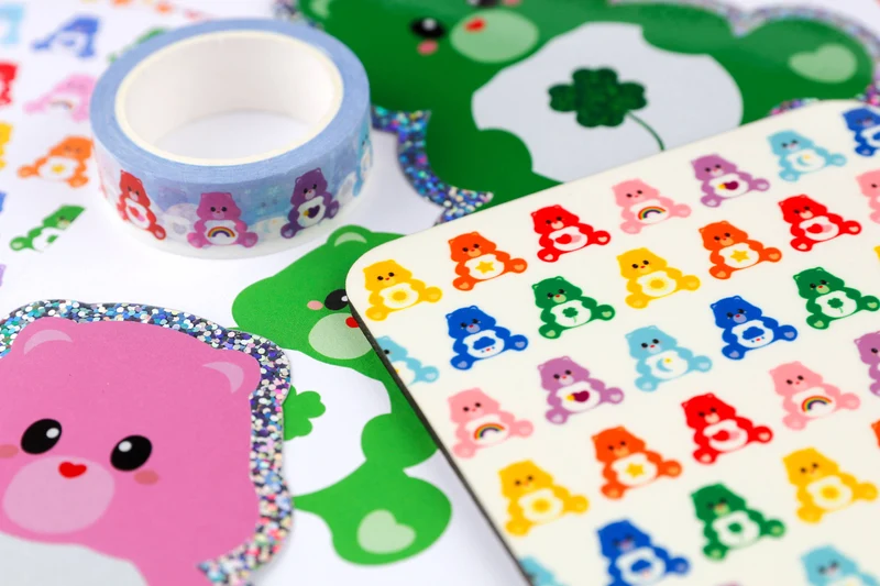 Sticker Pailleté Care Bear Bonne Chance – Autocollant Kawaii Glitter