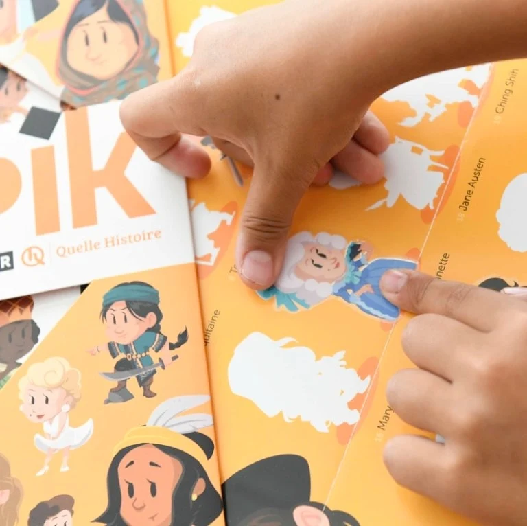 Poster Poppik “Femmes célèbres” (Quelle Histoire) + 46 stickers – Bilingue FR/EN (7-12 ans)