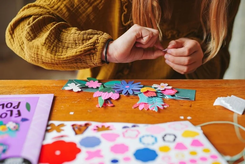FLOWER POWER – Kit créatif 4 couronnes de fleurs à assembler dès 7 ans | OMY x Gallimard