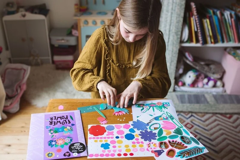 FLOWER POWER – Kit créatif 4 couronnes de fleurs à assembler dès 7 ans | OMY x Gallimard
