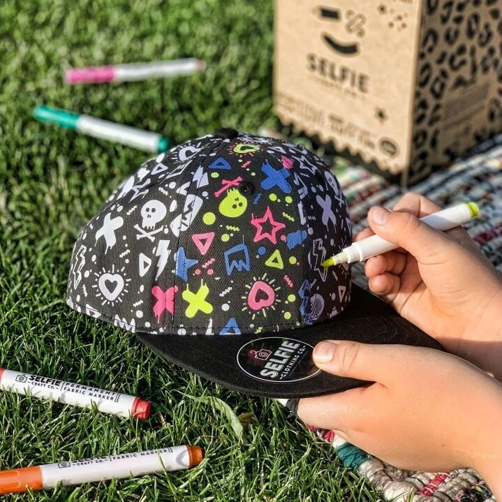 Casquette Snapback Graffiti à colorier – Kit créatif enfant avec 6 feutres textile