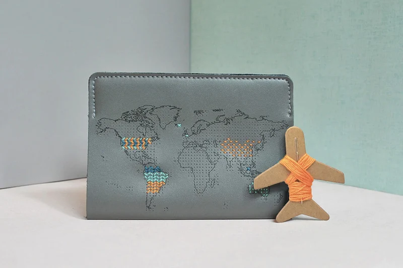 Protège Passeport Stitch à broder - Gris