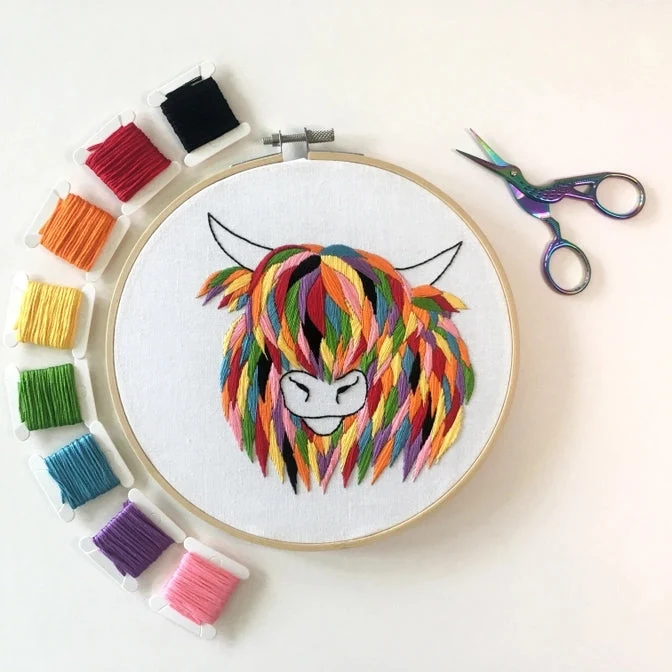 Kit de Broderie Vache des Highlands – DIY coloré avec cerceau