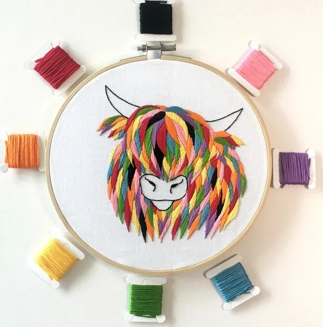 Kit de Broderie Vache des Highlands – DIY coloré avec cerceau