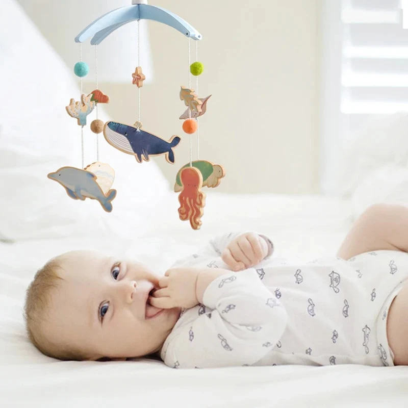 Mobile musical en bois pour bébé – Hochet suspendu