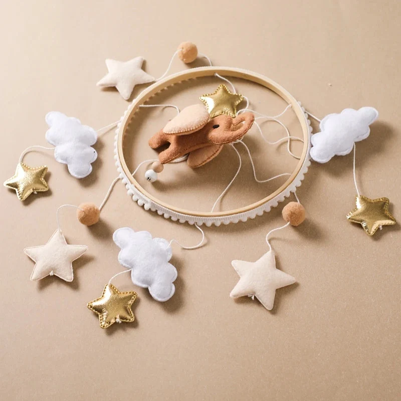 Mobile musical en bois pour bébé – Hochet suspendu