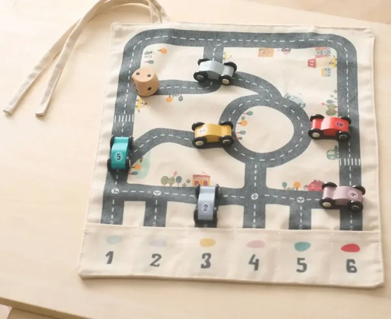 Tapis de jeu de route avec voitures en bois