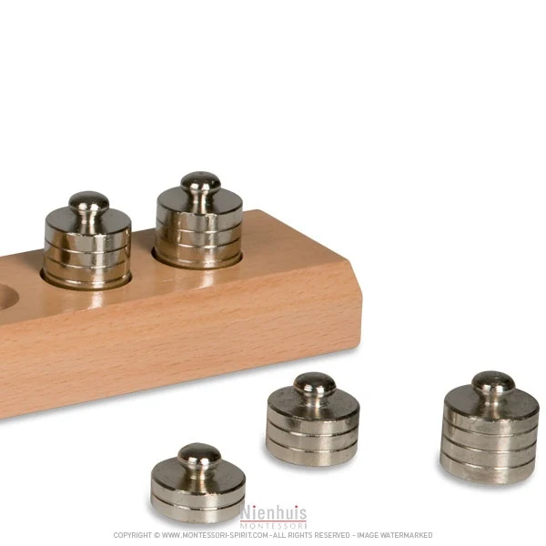 Lot 10 poids dans support bois