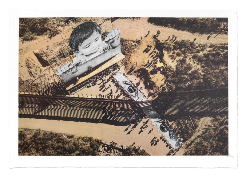 JR - Migrants, Mayra, Pique-nique à travers la frontière, Vue générale, Tecate, Mexique, USA, 2022