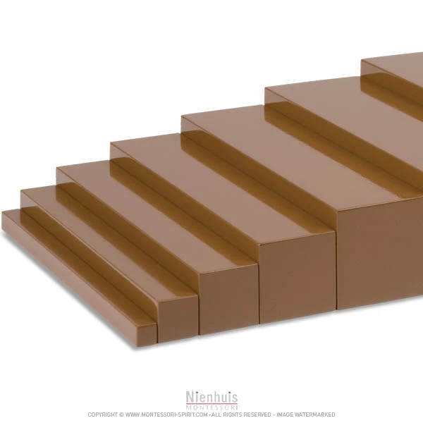 Escalier marron foncé