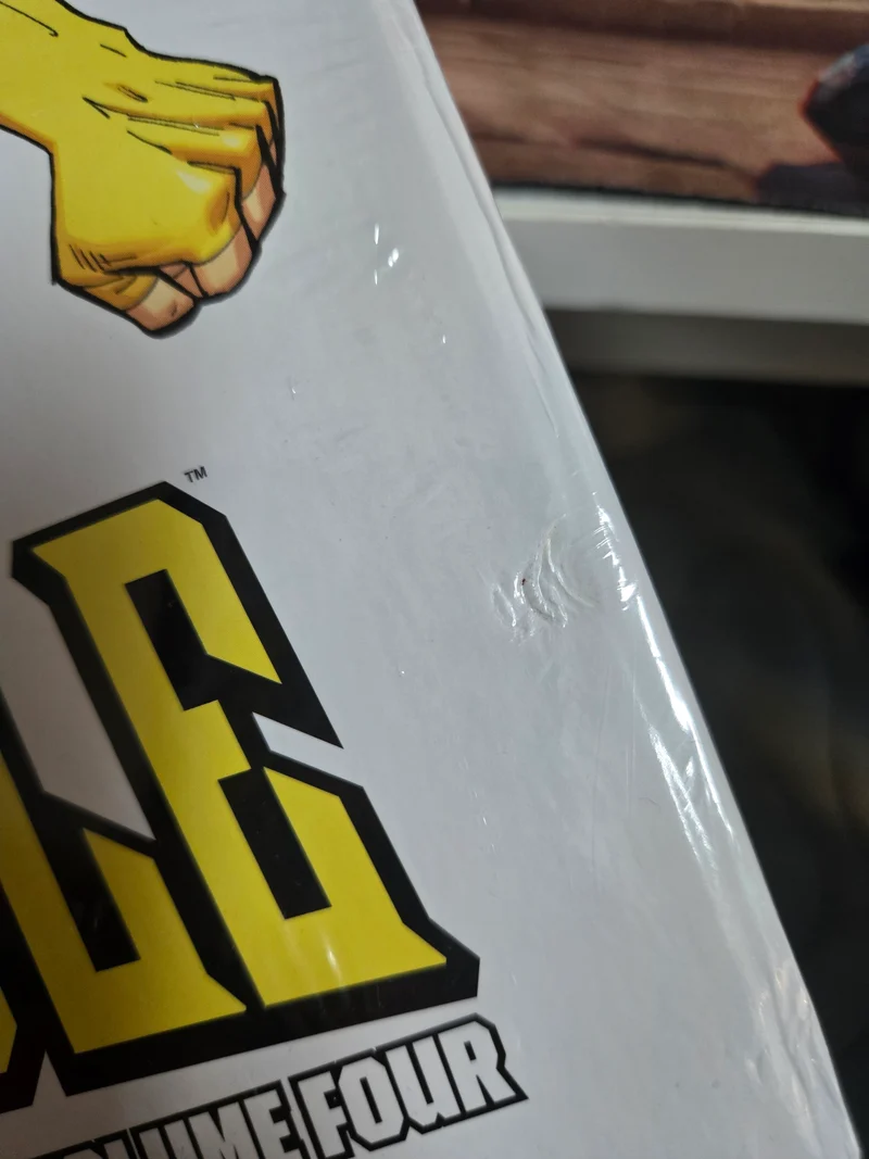 Invincible Complete Library Vol. 04 (Nouvelle impression) - ENDOMMAGÉ
