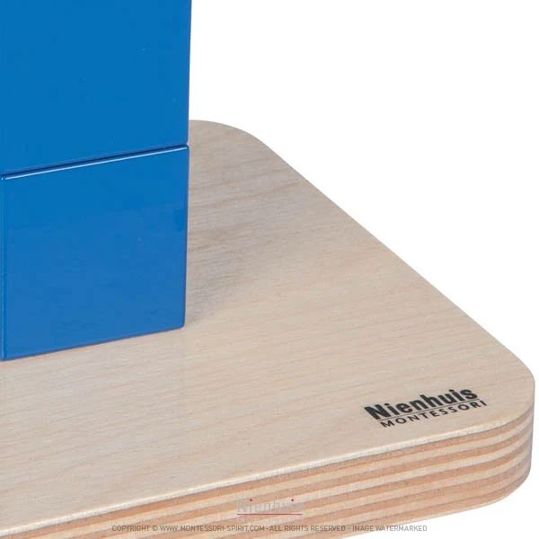 Cubes sur tige verticale