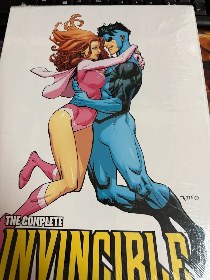 Invincible Complete Library, tome 05 (relié) - ENDOMMAGÉ