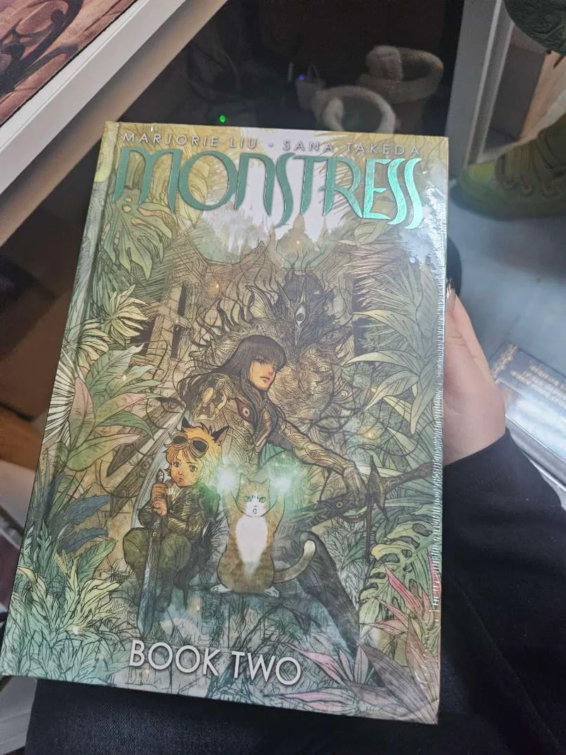 Monstress HC Vol 02 (Mature) ENDOMMAGÉ