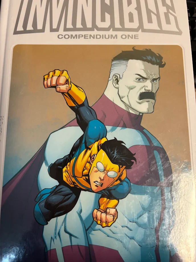 Compendium Invincible, couverture rigide, tome 01 - ENDOMMAGÉ